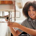 Woman-plumber-1-aspect-ratio-1472-816